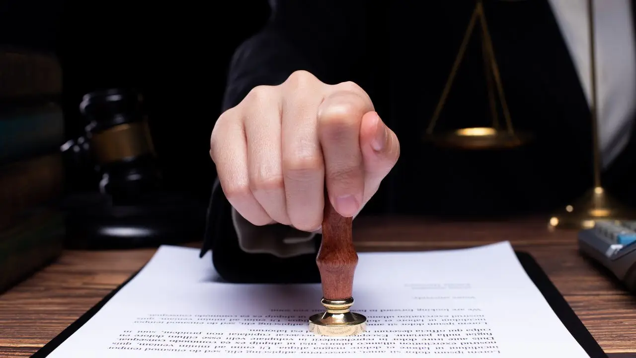 La verità sullo stipendio di un notaio: ecco quanto guadagna davvero