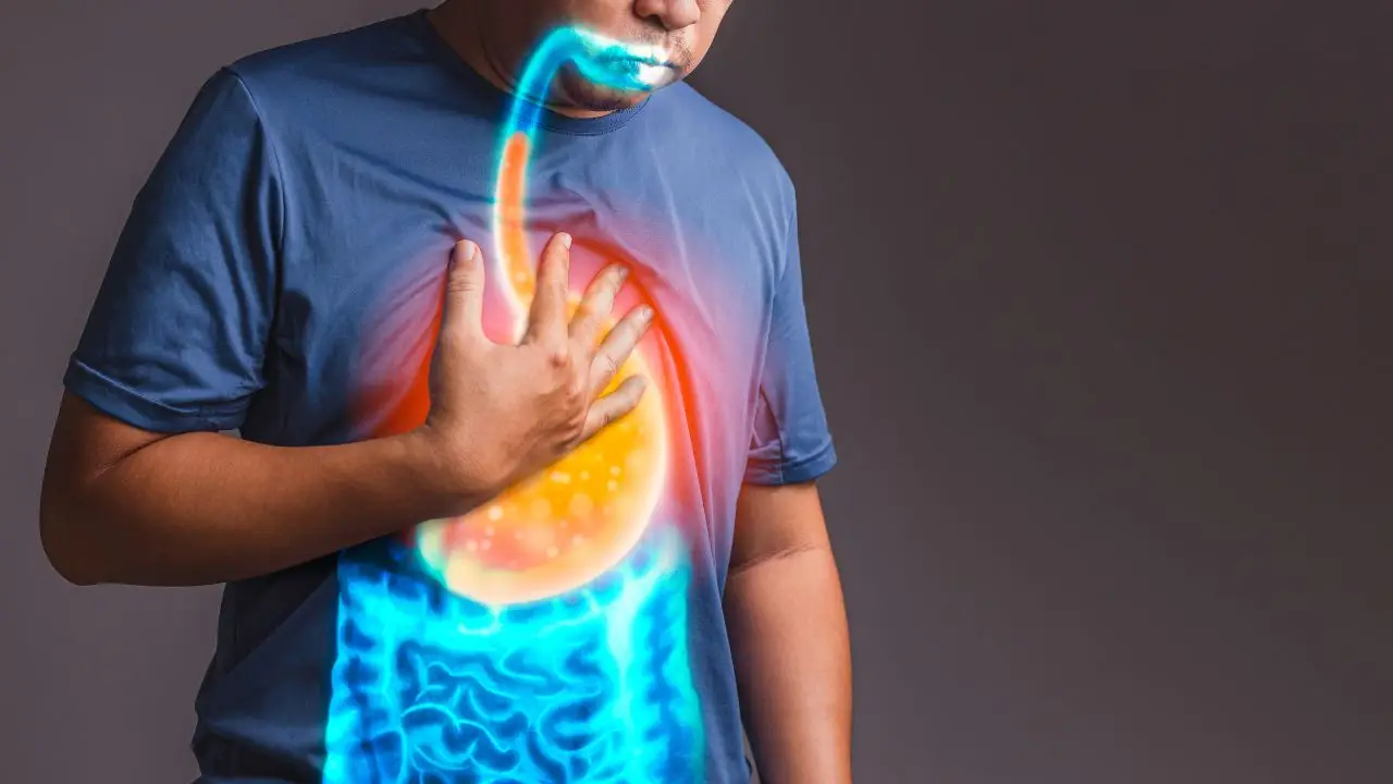Soffri sempre di reflusso? Non basta controllare l’acidità, ecco gli esami del sangue da fare subito